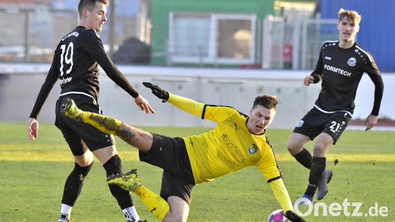 Einen Ausrutscher kann sich der FC Amberg (im gelben Trikot Fabian Göbl) genauso nicht leisten wie der Gast aus Passau. Beide brauchen jeden Punkt für den Klassenerhalt. Archivbild: Hubert Ziegler