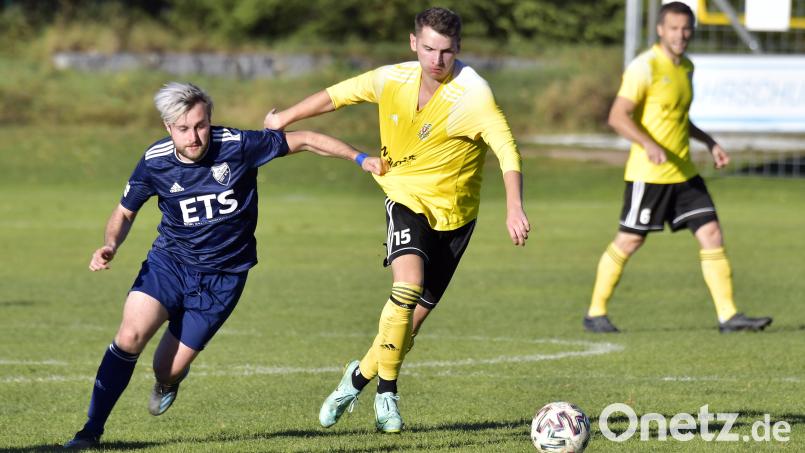 Der Kulmainer Lukas Lehner (links) versucht in einem Laufduell, den Hahnbacher Philipp Fiedler (rechts) mit einem Griff ans Trikot aufzuhalten. Diesmal ist die Aufgabe für den SV Hahnbach noch schwerer, es geht gegen den Tabellenführer SV Grafenwöhr. Archivbild: Hubert Ziegler