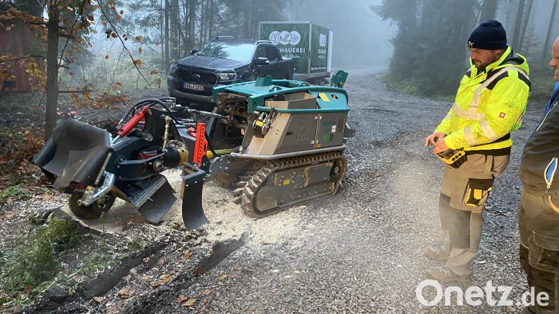 Die Stockfräse &quot;Moritz&quot; hilft, die Hindernisse auf den Loipentrassen zu beseitigen. Am Bedientableau ist Sandro Petschler von der Firma Holzhauerei Matthias Zäch. Bild: eib