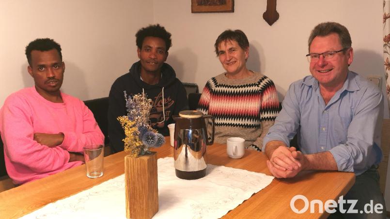 Feierabend am Familientisch: Saleh Jabir (links) und Mebrahtu Teklu absolvieren eine Handwerksausbildung und wohnen dazu bei Anni und Martin Prey in Niedermurach. In ihrer Freizeit arbeiten sie gerne am Biobauernhof mit. Bild: Portner