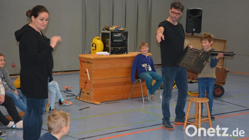 Die beiden Solisten Gregor Braun und Alexandra Sascha Resch erreichten die Kinderherzen der 64 Konnersreuther Grundschüler. Bild: jr