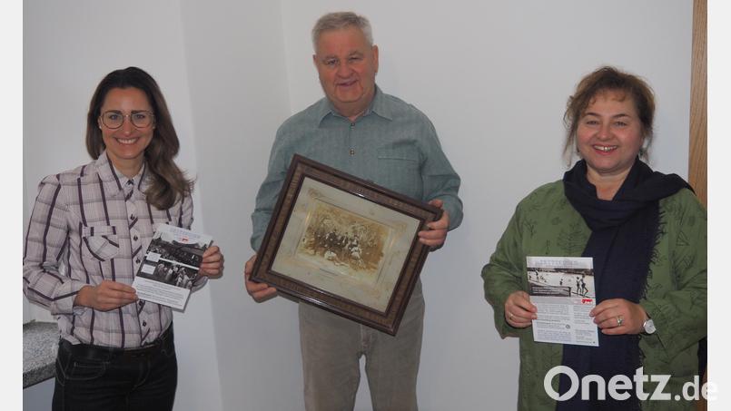 „Zeitzeugen - Damals und heute“ lautet ein neues Angebot von „Leben plus“, für das Quartiersmanagerin Cornelia Stahl (rechts) und Mitarbeiterin Janka Hannemann-Matthes den Stadtheimatpfleger Eberhard Polland als ehrenamtliche Kraft gewinnen konnten. Polland wird erzählen, hofft aber auch auf interessante Erinnerungen. Auf geht es um Namen auf Fotos, etwa die Mitwirkenden einer Theatergruppe, deren Bild Polland mitgebracht hatte. Bild: ws