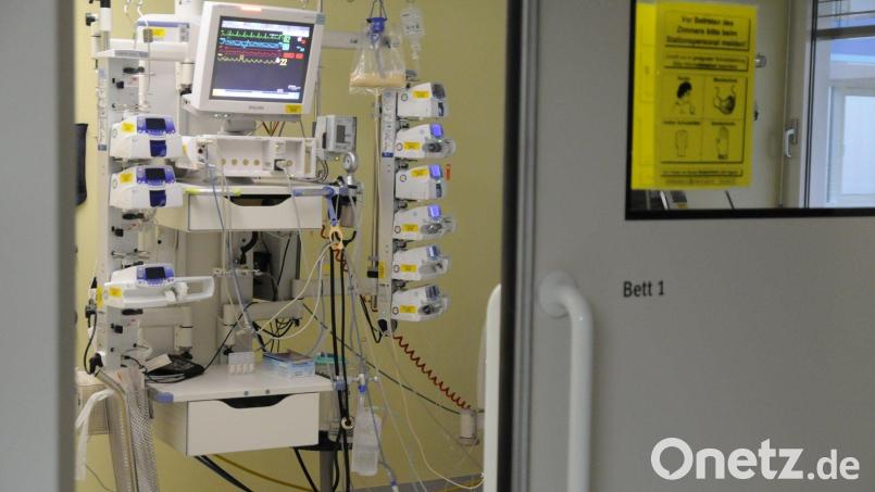 Ein Blick in die Intensivstation in Amberg. Um mehr Intensivkapazitäten für die Behandlung von schwerstkranken Covid-Patienten zu schaffen, haben sowohl St. Marien als auch St. Anna ihre regulären OP-Programme heruntergefahren und auf absolut notwendige Eingriffe und Not-Operationen beschränkt. Bild: Petra Hartl