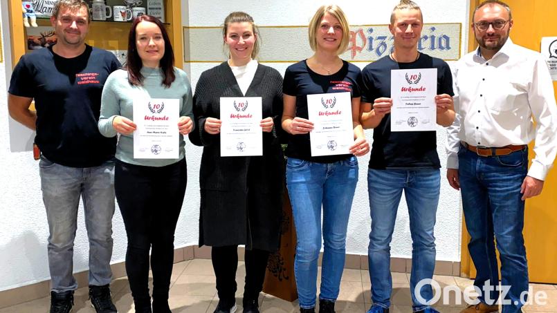 Als solide Basis des Faschingsvereins empfangen (von links, mit Urkunden) Ann-Marie Kals, Franziska Gilch, Johanna Bauer und Tobias Bauer durch Vorsitzenden Markus Mösbauer (links) und Bürgermeister Markus Bauriedl Urkunden und Ehrennadeln. Bild: fjo