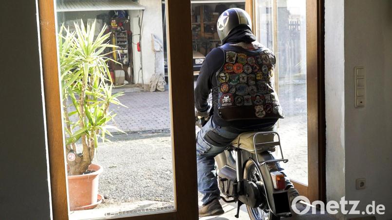 Daniel Retzer fährt aus seinem &quot;Männerwohnzimmer&quot; in den Innenhof. Bild: Marina Gube