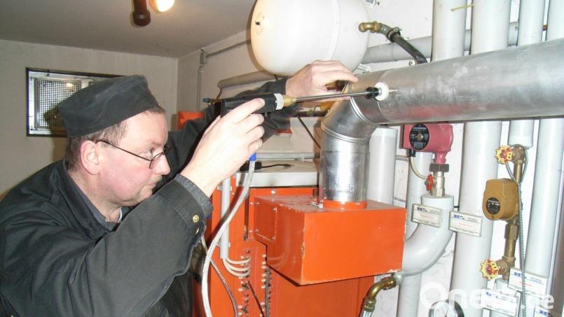 2021 steigen die Gaspreise spürbar an und viele Hausbesitzer zahlen über 100 Euro mehr – auch wenn sich ihr Verbrauch nicht ändert. Die Kaminkehrer können Tipps geben zu gassparenden Modernisierungen des Heizkessels – oder der Kunde steigt um auf eine andere, nachhaltige Form des Heizens, etwa mit Pellets. Archivbild: sr