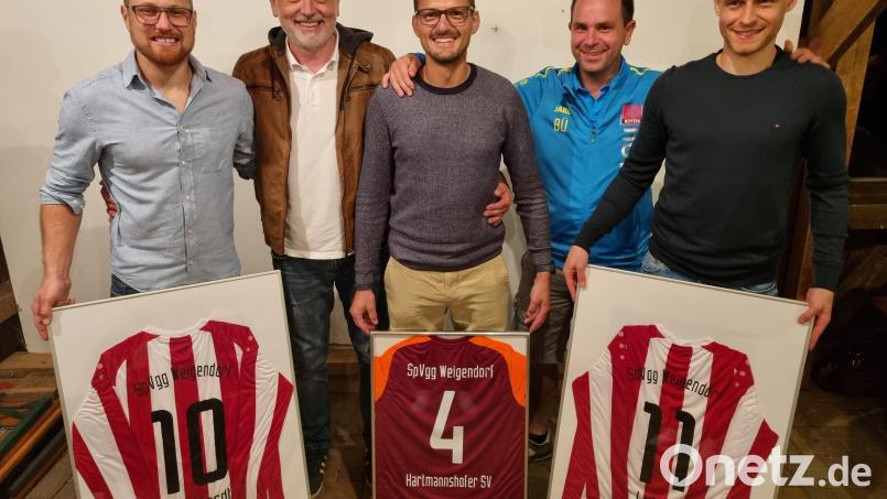 Bei der Verabschiedung (von links): Simon Ertel (Spielleiter), Werner Kirchhoff (Ex-Trainer), Jörg Kreussel, Bernd Übler (Spielleiter) und Benjamin Luber. Bild: SpVgg Weigendorf/SV Hartmannshof/exb