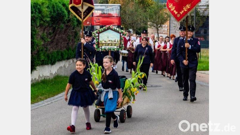 Auf dem Weg zum Patenbitten: Mit der Festmutter Daniela Piller, 14 Festdamen, dem Schirmherrn Erwin Geitner sowie dem Ehrenschirmherrn Gotthard Färber sieht sich die Feuerwehr Vilshofen bestens für ihr Jubiläum gerüstet. Archivbild: exb