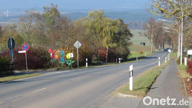Bei der Einfahrt in das Stadtgebiet von Neustadt am Kulm von Kemnath kommend verringern viele Autofahrer ihre Geschwindigkeit erst nach dem Sportplatz. Ein Fahrbahnteiler könnte Abhilfe schaffen. Bild: ow