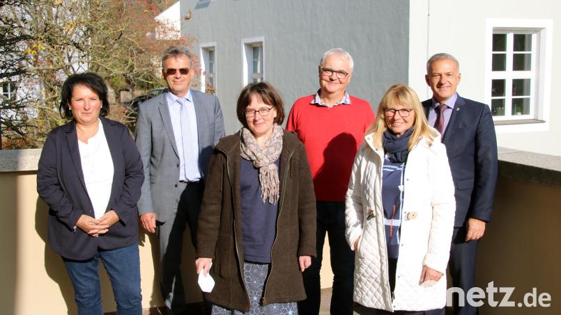 Personalrat, Personalverwaltung und Amtsleitung gratulierten zu den Dienstjubiläen. Von links: Personalratsvorsitzende Ramona Wiesent, Personalchef Walter Brucker, Irene Reichl, Klaus Kastl, Monika Jäger und Landrat Roland Grillmeier (nicht im Bild: Thomas Wienerl). Bild: Fabian Polster/Landratsamt/exb
