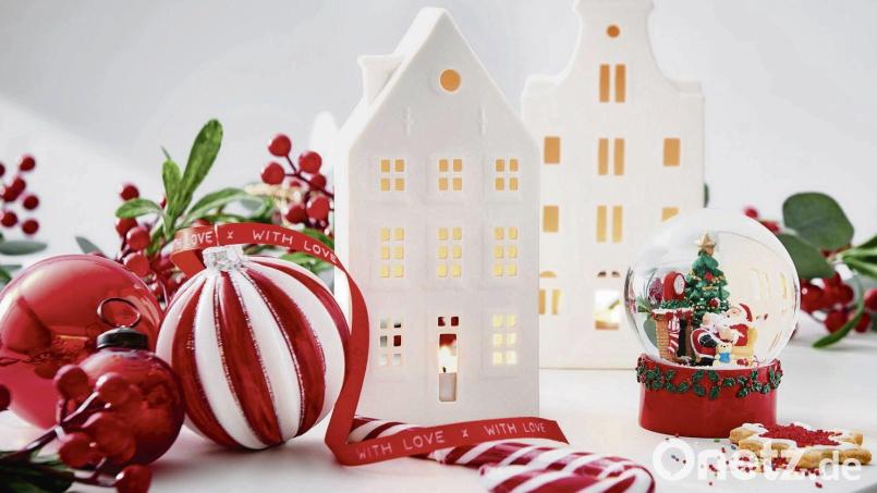 Beleuchtbare kleine Häuser, Schneekugeln und Zuckerstangen: Diese eher kindlichen Dekorationen sind an Weihnachten 2021 beliebt. Bild: Butlers/dpa