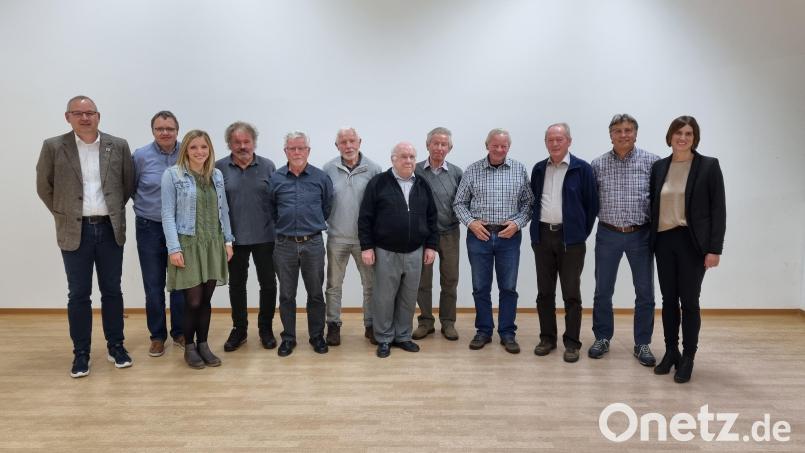 Ehrungen für 50, 60 und 70 Jahre Vereinstreue (von links): Vorsitzender Jürgen Zweck, Schatzmeister Markus Gilch, Schriftführerin Laura Mois, Willibald Riß, Werner Mois, Robert Mois, Karl Biehler, Alfred Scharl, Hans Scharnagl, Karl Weigl, Reinhard Witetschek, 2. Vorsitzende Christina Püschl. Bild: gth