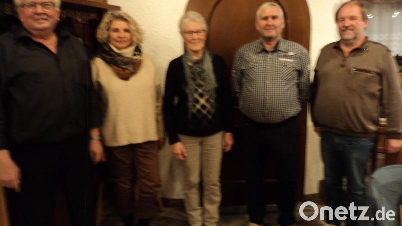 Vorsitzender Franz Kummetsteiner (Zweiter von rechts) kündigte an, dass der Wanderverein keine großen Wandertage mehr ausrichten werde. Mit im Bild die Vorstandsmitglieder (von links) Erich Seebauer, Christine Mandl, Resi Schug und und Karl-Heinz Lehner (Bezirksverband). Bild: ksi