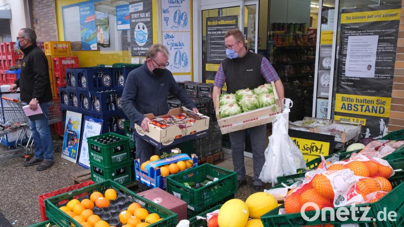 Ein vorbildlicheres Team als Christoph und Günter Regn (von rechts) vom gleichnamigen Lebensmittelgeschäft kann sich für die Versorgung der Flossenbürger niemand vorstellen. Bild: nm Bild: nm