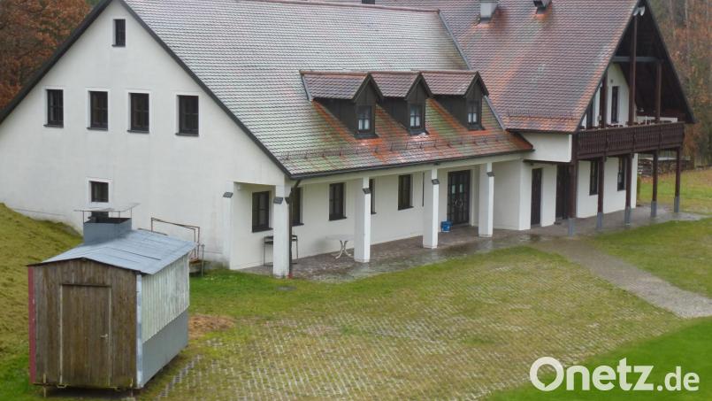 Am gemeindeeigenen Seugaster DJK-Sportheim werden drei Erkerfenster erneuert. Der Marktgemeinderat Freihung vergibt den Auftrag. Bild: bk