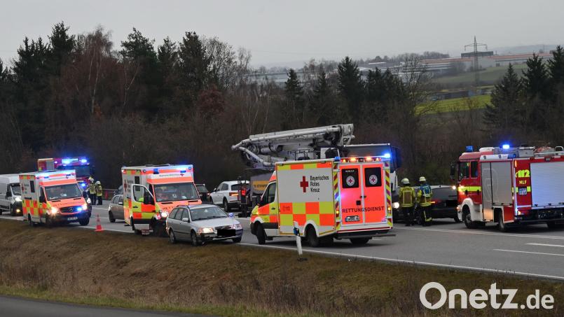 Auf der B85 zwischen Amberg und Sulzbach-Rosenberg kam es am Freitagmorgen auf Höhe von Speckmannshof zu einem Verkehrsunfall. Fünf Fahrzeuge waren daran beteiligt. Bild: gf
