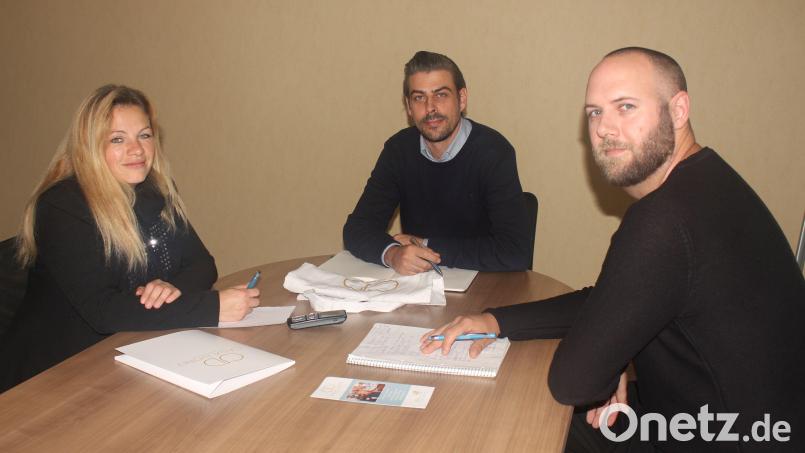 Geschäftsführer Steffen Gramlich (Mitte) ist an mehreren Tagen in der Woche in Kemnath, auch um sich mit Tobias Haensel (rechts) und Britta Koch (links) vom Führungsteam zu besprechen. Bild: luk