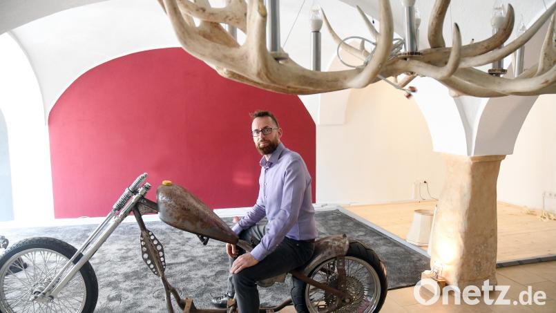 In einem ausgebauten Kuhstall entsteht gerade ein weiterer Showroom des LUTO Leuchtenparadies von Toni Kellermann - ausgefallene Dekoration inklusive. Bild: Gabi Schönberger