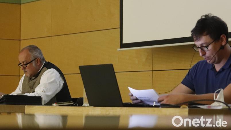 Der Ammerthaler Bürgermeister Anton Peter (links) und Kämmerer Christoph Leikam (rechts) bei der Sitzung, in deren Verlauf es wieder einmal zu unschönen Auseinandersetzungen kam. Bild: mfh