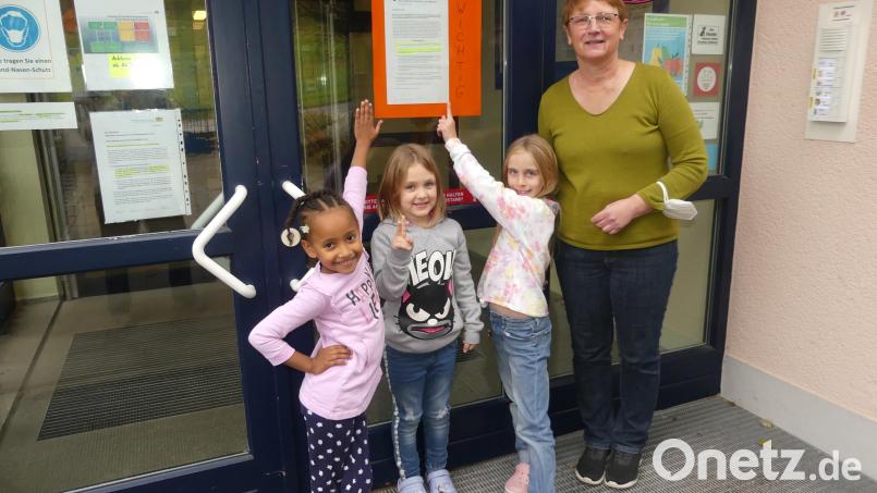 In der städtischen Kindertagesstätte Eschenbach kennen die Buben und Mädchen die neuen Coronatest-Regelungen bereits. Leiterin Elvira Brand (rechts) hat schon einen Aushang an der Eingangstür angebracht. Bild: rn