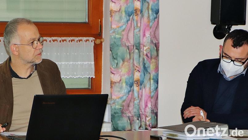 Architekt Ulrich Wieler vom Büro &quot;Umbau Stadt&quot; aus Weimar (links) und Sachbearbeiter Sebastian Bezold von der Regierung der Oberpfalz informierten bei der Sitzung des Wernberg-Köblitzer Marktrates. Bild: Dobler