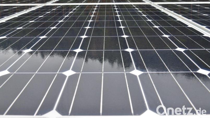 Die geplante Errichtung von Freiflächen-Photovoltaikanlagen ist das dominierende Thema bei der Sitzung des Freudenberger Gemeinderats. Symbolbild: Petra Hartl