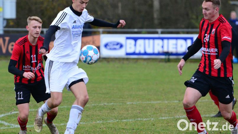 Am vergangenen Wochenende konnte der SV Schwarzhofen in Luhe-Wildenau mit 3:1 überzeugen. Abwehrspieler Felix Weiß im Duell mit Michael Weizer (von links). Bild: ham