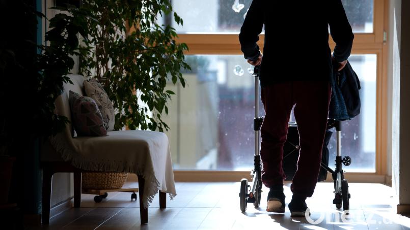 Ein Bewohner eines Altenheims geht mit seinem Rollator über einen Flur. Im BRK-Seniorenheim in Erbendorf haben sich Bewohner mit dem Coronavirus infiziert. Symbolbild: Sven Hoppe/dpa