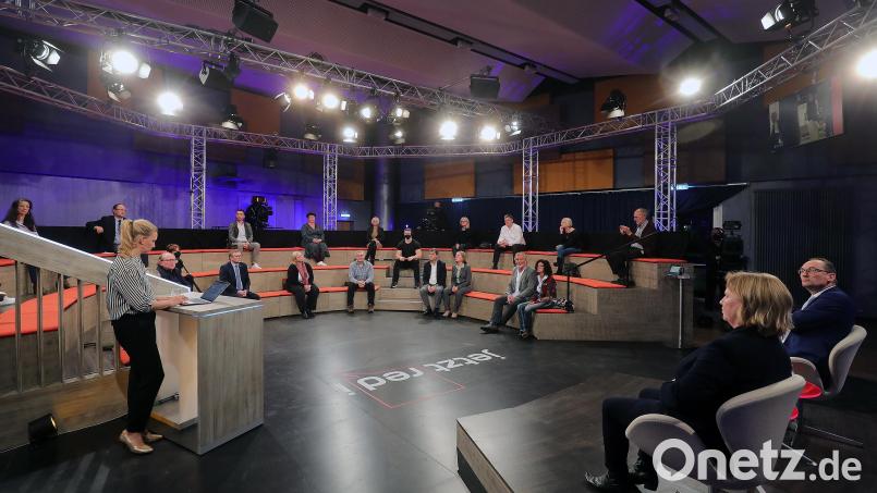 Das Musikomm an der Fleurystraße hat sich am Mittwochabend in ein Fernsehstudio verwandelt: Das Bayerische Fernsehen sendete &quot;Jetzt red i&quot;, ein Format, bei dem alle zwei Wochen Bürger an verschiedenen Orten in Bayern aktuelle Themen diskutieren, aus Amberg. Bild: Wolfgang Steinbacher