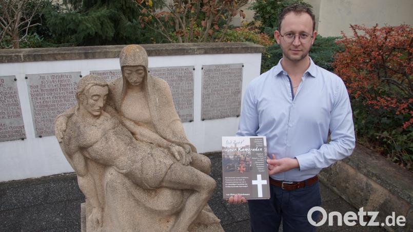 Buchautor und Heimathistoriker Michael Fleischmann stellt in seinem Werk die Frage, wer diese Menschen waren, die auf den Kriegerdenkmälern verewigt sind. An vielen Stellen erfährt der Leser bedrückende Einzelheiten über die Menschen, die damals ihr junges Leben lassen mussten. Bild: Kathrin Fleischmann/exb