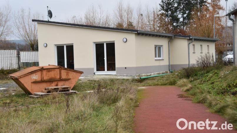 Bis zum Frühjahr sollen auch die Außenanlagen und der Spielplatz fertig sein. Bild: hcz