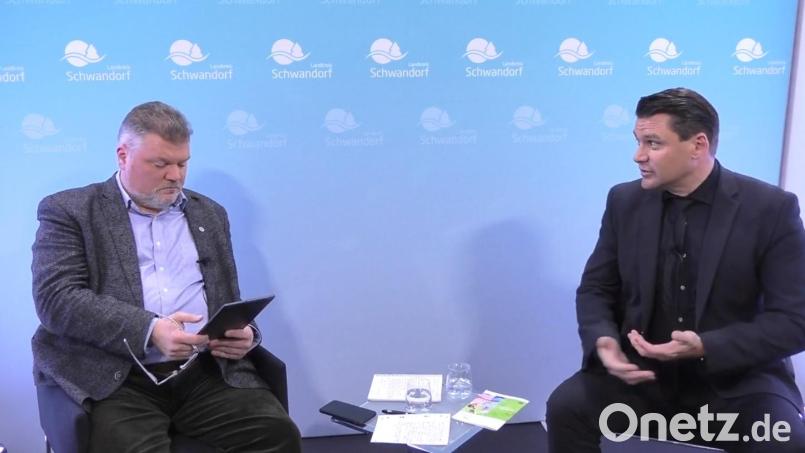 Virtuelle Bürgersprechstunde: Landrat Thomas Ebeling (rechts) beantwortet Fragen, die Moderator Fabian Borkner aus dem Netz bekommt. Screenshot: Hösamer