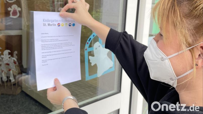 Eine Erzieherin hängt die aktuellen Regelungen für Corona-Schnelltests im Kindergarten und Kinderkrippe St. Martin in Neustadt/WN aus. Bild: Theresa Uhl, Kindergarten und Kinderkrippe St. Martin/exb