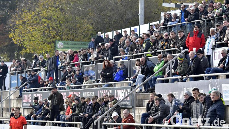 Volle Zuschauerränge in Gebenbach: Das wäre auch am Samstag beim Derby gegen die DJK Ammerthal so gewesen. Wegen der angespannten Coronalage wurde das Spiel am Freitag abgesagt. Bild: Hubert Ziegler