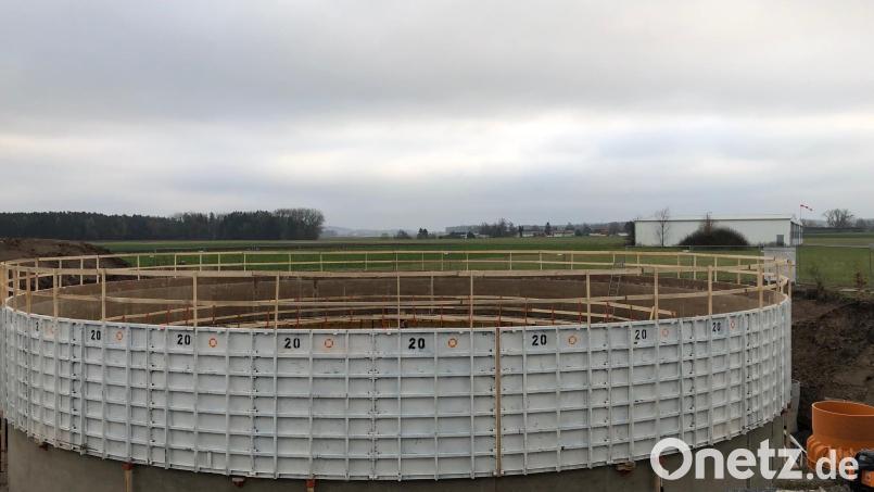 Das Nachklärbecken ist bereits im unteren Teil betoniert und der obere Teil eingeschalt. Bild: ak