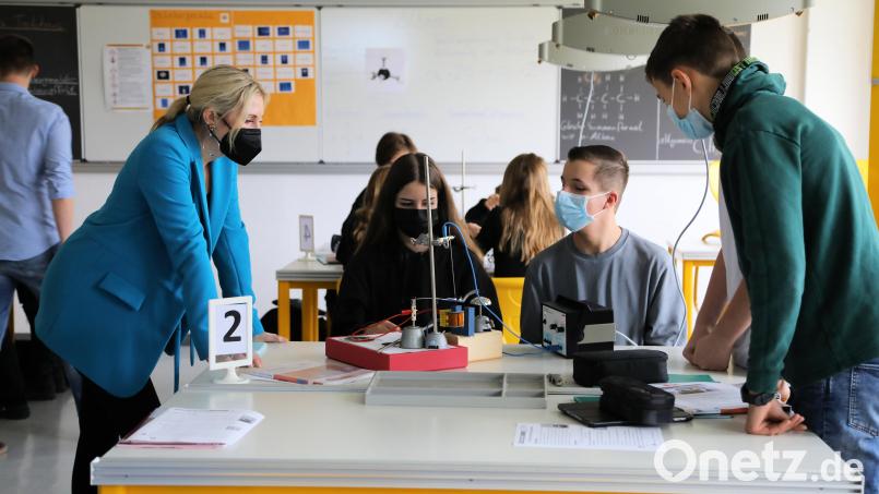 Kultusstaatssekretärin Stolz ließ sich von den Schülerinnen und Schülern der M8 den Zusammenbau einer Klingel erklären. Bild: akp