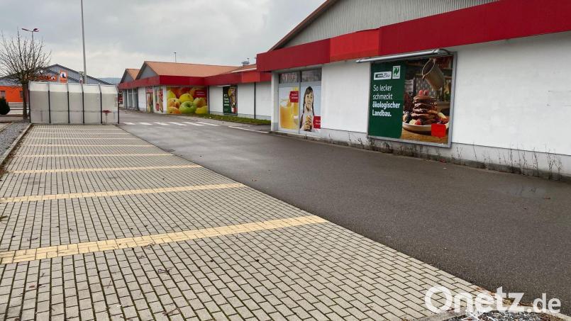 Für die Diendorfer ein Ärgernis: Nach der Rewe-Schließung am Angerweiher wird es in ihrem Stadtteil auf absehbare Zeit keinen Vollsortimenter mehr geben. Ein vertraglich gesichertes Anrecht gibt es nicht. Bild: Wilhelm Amann