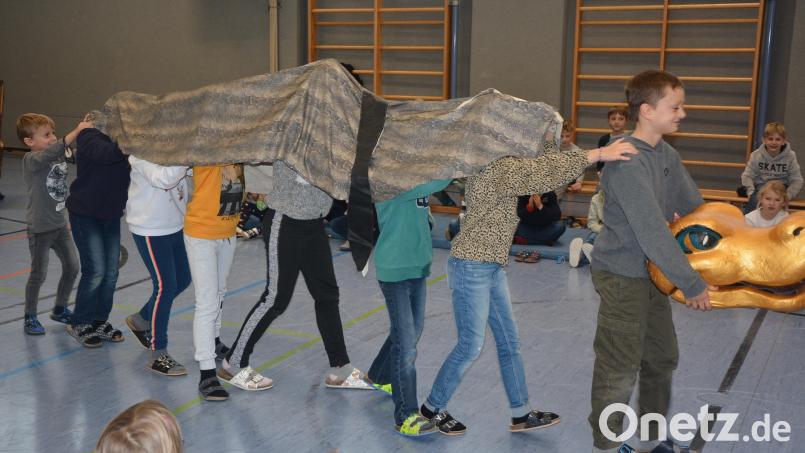 Die Konnersreuther Grundschulkinder waren immer wieder spielerisch mit in „Die Zauberflöte“ eingebunden, wie hier als Krokodil. Bild: jr
