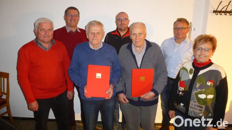Seit 50 Jahren stehen Karl Klier und Adolf Schuller ( Zweiter und Dritter von links) die aktiv zur SPD. Ihnen gratulierten (von links) Reinhold Tafelmeyer, Rainer Vater, Jürgen Oheim, Wolfgang Braun und Johanna Krauß. Bild: bk