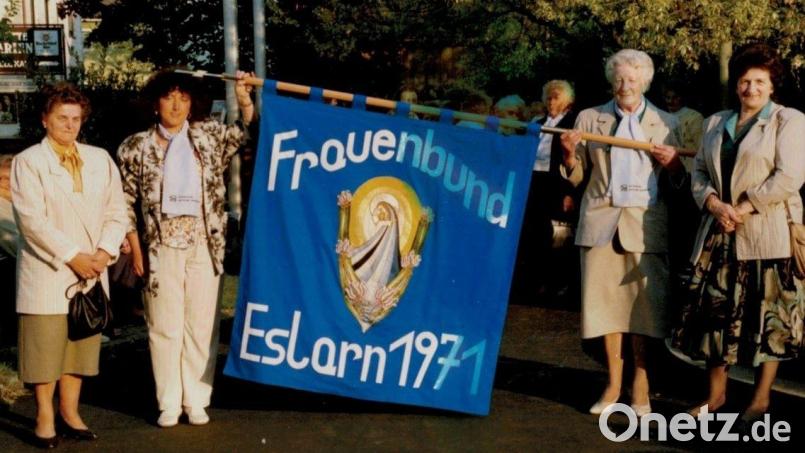 1989 präsentierten die Frauen um Vorsitzender Berta Wildenauer (2.v.r.) nach dem Segen die neue, leichtere Vereinsfahne. 1996 übernahm Katharina Rossmann (2.v.l.) den Vereinsvorsitz. Archivbild: gz