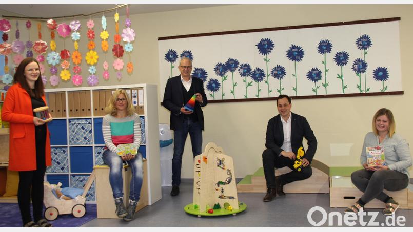 Bei der Eröffnung der neuen BRK-Kinderkrippe &quot;Blumenwiese&quot; in Hahnbach zeigen sich (von links) Einrichtungsleiterin Patricia Kemmeter, BRK-Fachbereichsleiterin Anja Hopf, Bürgermeister Bernhard Lindner, BRK-Kreisgeschäftsführer Sebastian Schaller und die stellvertretende Einrichtungsleiterin Silke Nossner sehr erfreut darüber, dass es der Marktgemeinde Hahnbach gelungen ist, in einer Rekordzeit eine passende Bleibe für die Krippe zu schaffen. Bild: ads