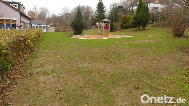 Die Gestaltung des künftiges Spielplatzes der Kindertagesstätte hat bereits begonnen. Auch die Rasensaat ist aufgegangen. Bild: rn