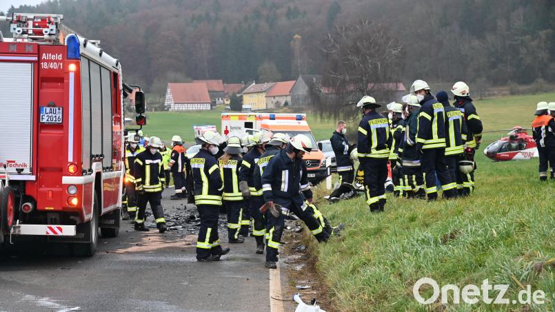 Ein Großaufgebot an Rettungskräften ist nach einem Frontalzusammenstoß auf der AS36 bei Wolfertsfeld (Gemeinde Birgland) an die Unfallstelle ausgerückt. Für einen 60-Jährigen kam jede Rettung zu spät, er erlag an der Unfallstelle seinen schweren Verletzungen. Bild: gf