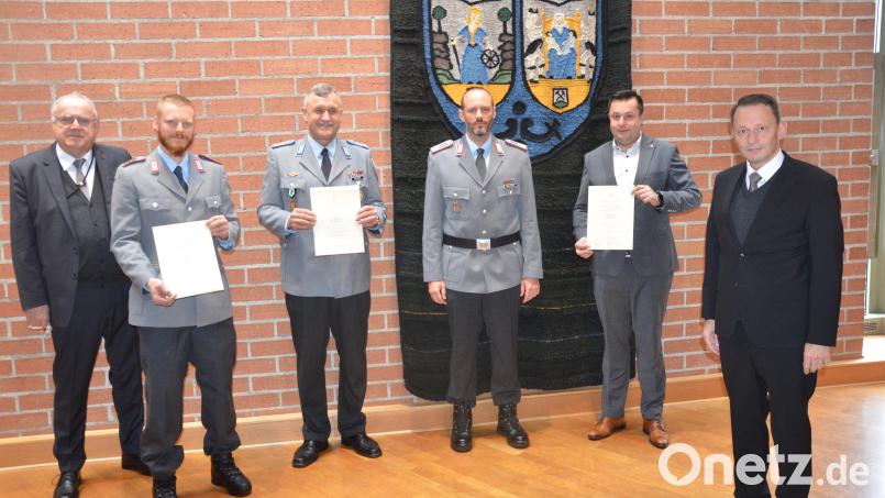 Verdienstspangen gingen an (Zweiter von links) Joscha Hönick, Hans-Jürgen Gmeiner (rechts daneben) und an Stephan Gollwitzer (Zweiter von rechts). Überreicht haben sie Oberstleutnant Thorsten Wallschus, Bürgermeister Lothar Höher (links) und Oberbürgermeister Jens Meyer (rechts). Bild: Kunz