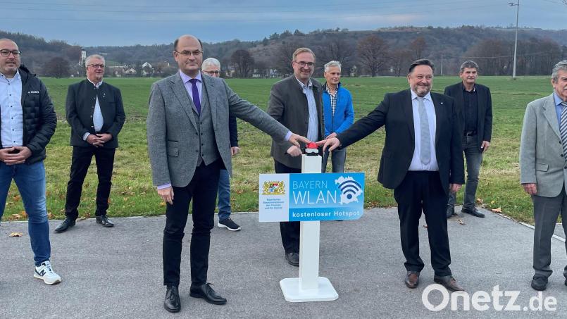 Heimatminister Albert Füracker und der Teublitzer Bürgermeister Thomas Beer schalteten in Premberg im Beisein zahlreicher Mandatsträger den 30 000. Hotspot frei. Bild: Hirsch