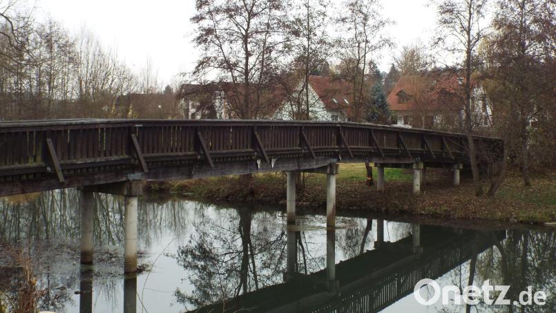 Der Steg in Theuern wird aufgrund seines maroden Zustandes abgerissen. Stehen bleiben nur die Fundamente in der Vils. Ab Donnerstag, 25. November, wird die Holzbrücke abgetragen. Bild: e