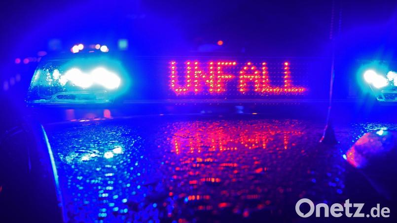 Während einer Unfallaufnahme spiegelt sich der Schriftzug „Unfall“ auf dem Dach eines Polizeiwagens. Symbolbild: Stefan Puchner/dpa