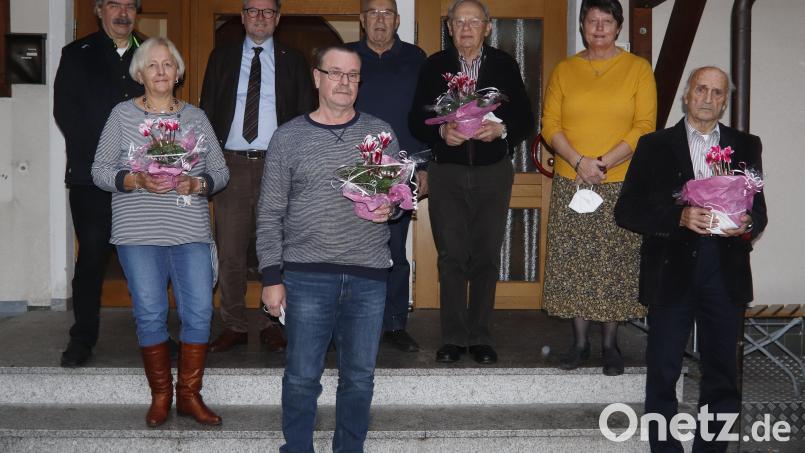 Die Geehrten mit den Offiziellen (von links): Reinhard Ott, Bezirksvorsitzender des Verbands Wohneigentum, Helene Schwarz (Ehrung für 40 Jahre Mitgliedschaft), Bürgermeister Michael Göth, Günther Hartmann (30 Jahre), Manfred Nägelein (30 Jahre) Hans Gmeiner (40 Jahre) Anna Hartmann (2. Vorsitzende) und Leonhard Gebhardt (60 Jahre). Bild: mfh