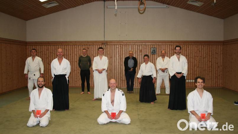 Die Gruppe der zur Prüfung anwesenden Aikidoka, vorne die drei Prüflinge Valeri Carlova, Thomas Schedl und Dergah Durmaz. Bild: Nina Hirmer/exb
