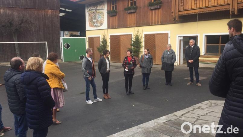 Die Begrüßung und Grußworte fanden im Innenhof des Erlebnisbauernhofs Kraus statt. Bild: AELF Tirschenreuth/exb